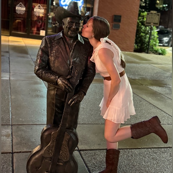 Meet your Posher, Erin - Picture 1 of 1